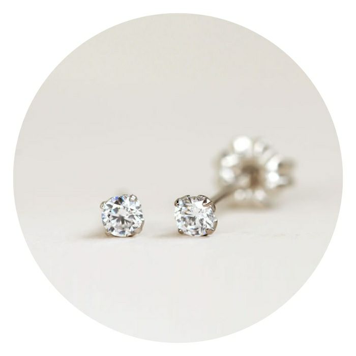 丸いジルコニアが付いたピアスの画像