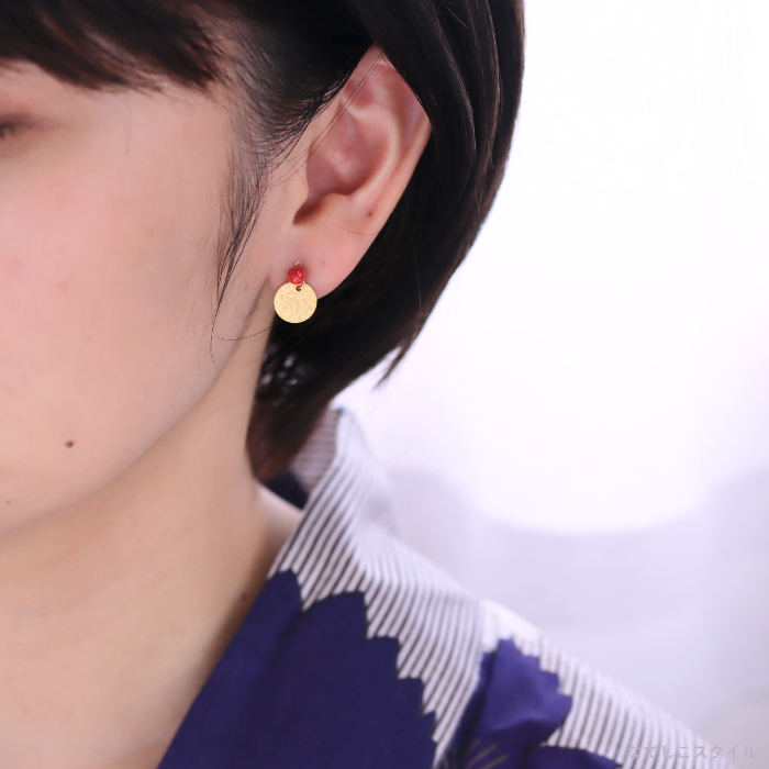 京都オパールとサークルチャームのピアスを合わせている４０代女性の耳写真