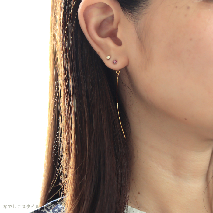 ２ラインピアスをつけた女性の耳元画像