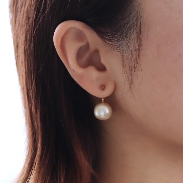 コットンパールKinariのバックキャッチを着けた女性の耳元画像