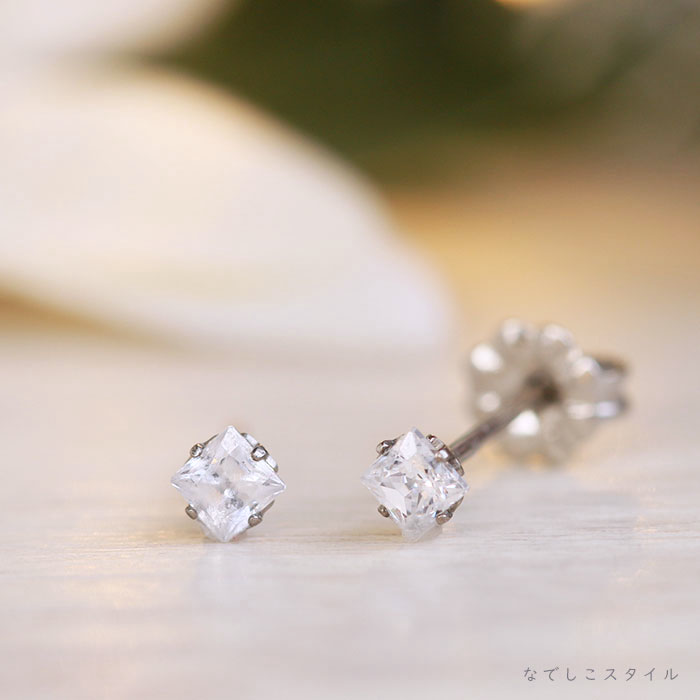 スワロフスキージルコニアひし形のダイアモンド3ミリサイズを正面から見た写真