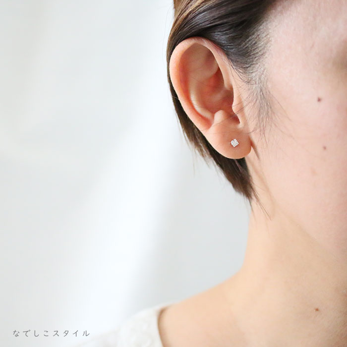 スワロフスキージルコニアひし形のダイアモンド３ミリを耳に着けた４０代女性の横顔