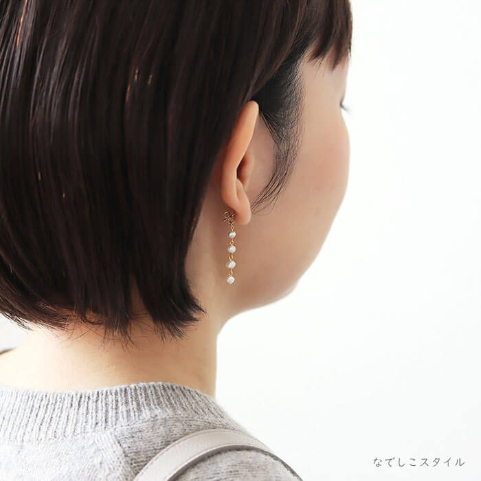 淡水パールチャームを耳に着けた４０代女性の後ろ姿画像