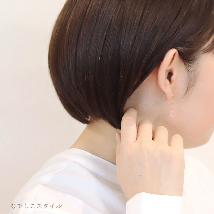 ティアドロップさくらを耳に着けた40代女性のイメージ写真