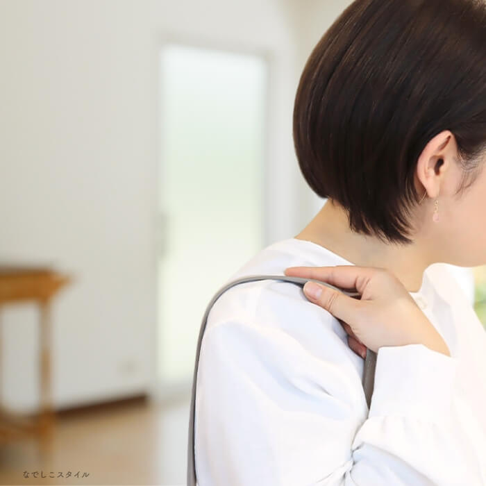 ティアドロップさくらを耳に着けた40代女性のイメージ写真