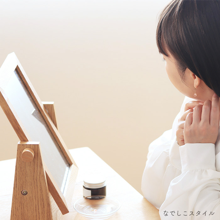 ティアドロップさくらを耳に着けた40代女性のイメージ写真