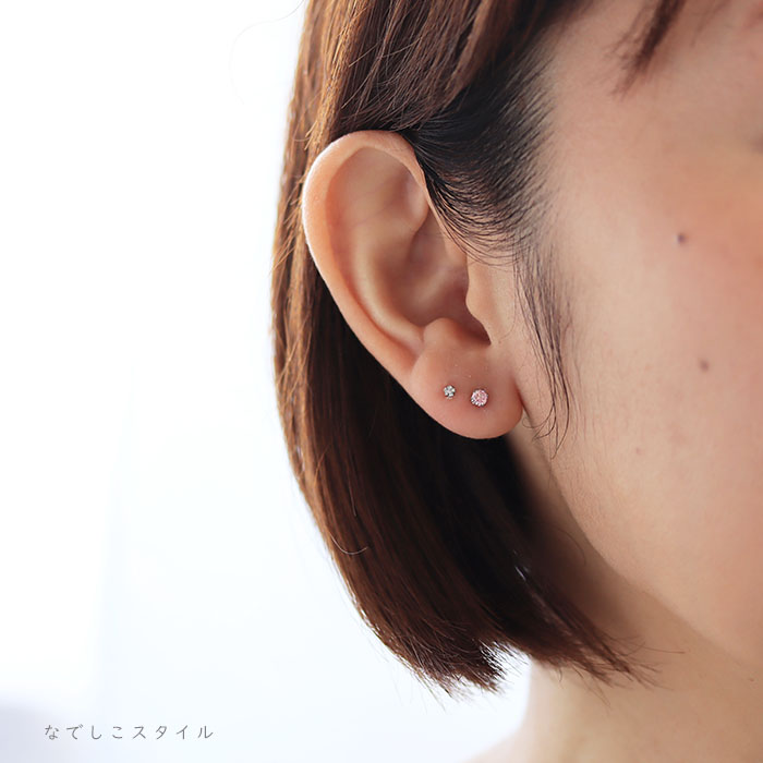 純チタンピアスサファイアピンク3ミリと純チタンピアスダイアモンド２ミリを耳に着けている４０代女性の横顔