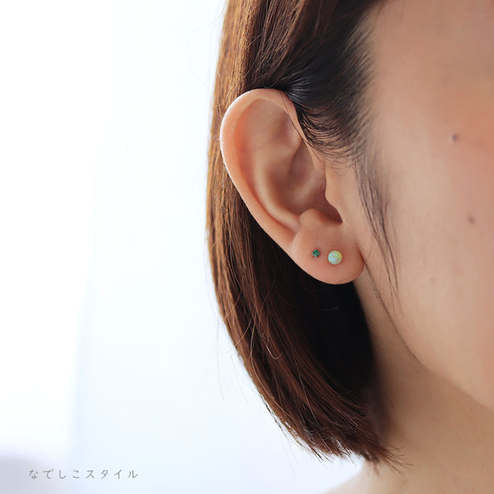 純チタンピアス京都オパール弥生と純チタンピアスエメラルド２ミリを耳に着けている４０代女性の横顔