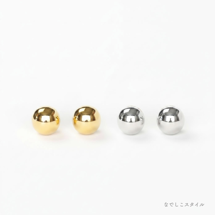 金属部分すべてがチタン純度99.5％の丸玉ピアス。ゴールドカラーとプラチナカラーが並んだ正面から見た画像
