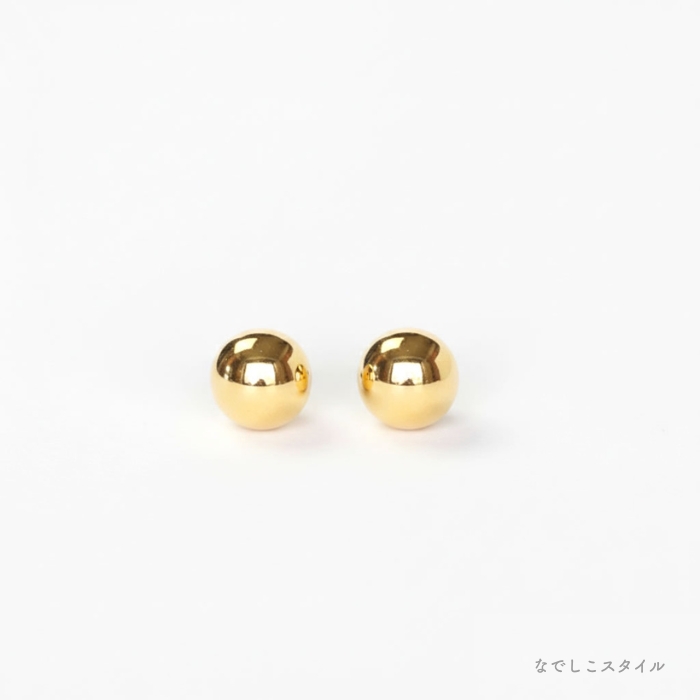 金属部分すべてがチタン純度99.5％の丸玉ピアス。ゴールドカラーの正面から見た画像
