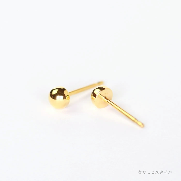 金属部分すべてがチタン純度99.5％の丸玉ピアス。ピアスの形を説明する画像ゴールドカラー