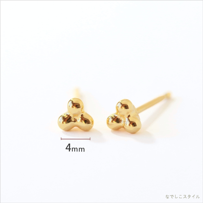 ゴールドカラーのキンモクセイの形の純チタンピアス