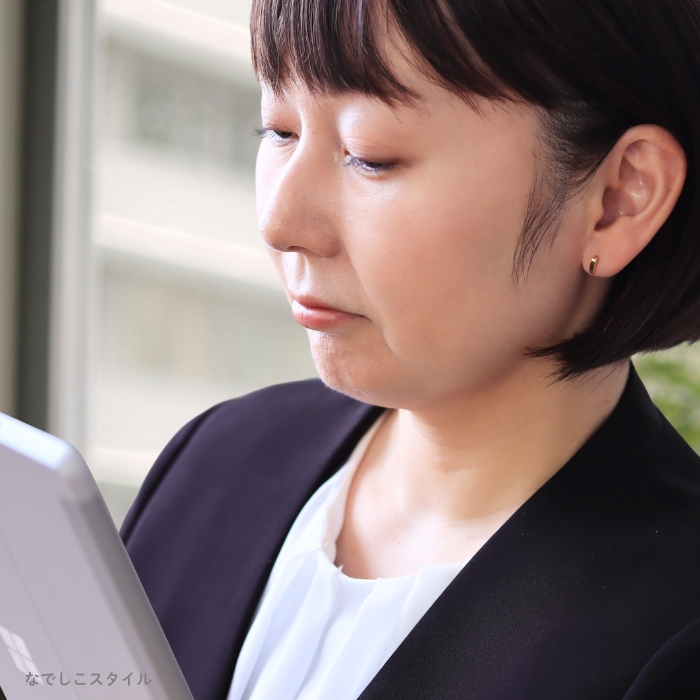 シルクラインを着けた女性がお仕事をしているシーンのイメージ画像