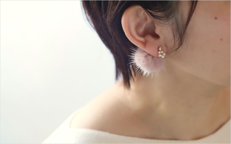 ダスティローズのファーキャッチとパールのチャームを付けたモデル画像