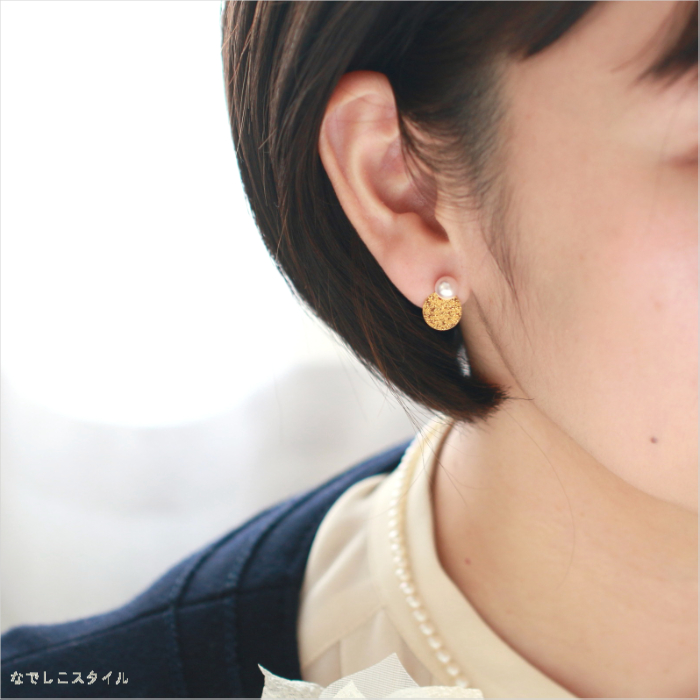入学式にゴールドカラーのサークルチャームと桜色パール６ミリを耳に着けた４０代女性の耳写真