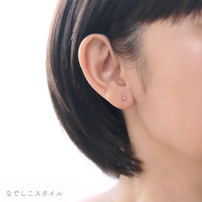 軸の色がゴールドカラーのサファイアピンク。ひし形のカルテット2.5mmを着けた40代女性の横顔
