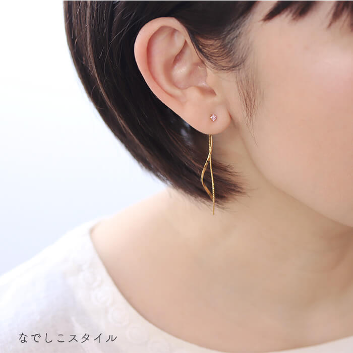 軸の色がゴールドカラーのサファイアピンク。ひし形のカルテット2.5mmを着けたお出かけイメージ
