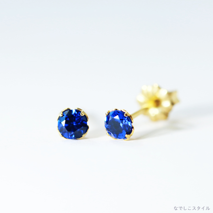 チタンピアス「ゴールドカラー/アウイナイト４ｍｍ」の真俯瞰画像