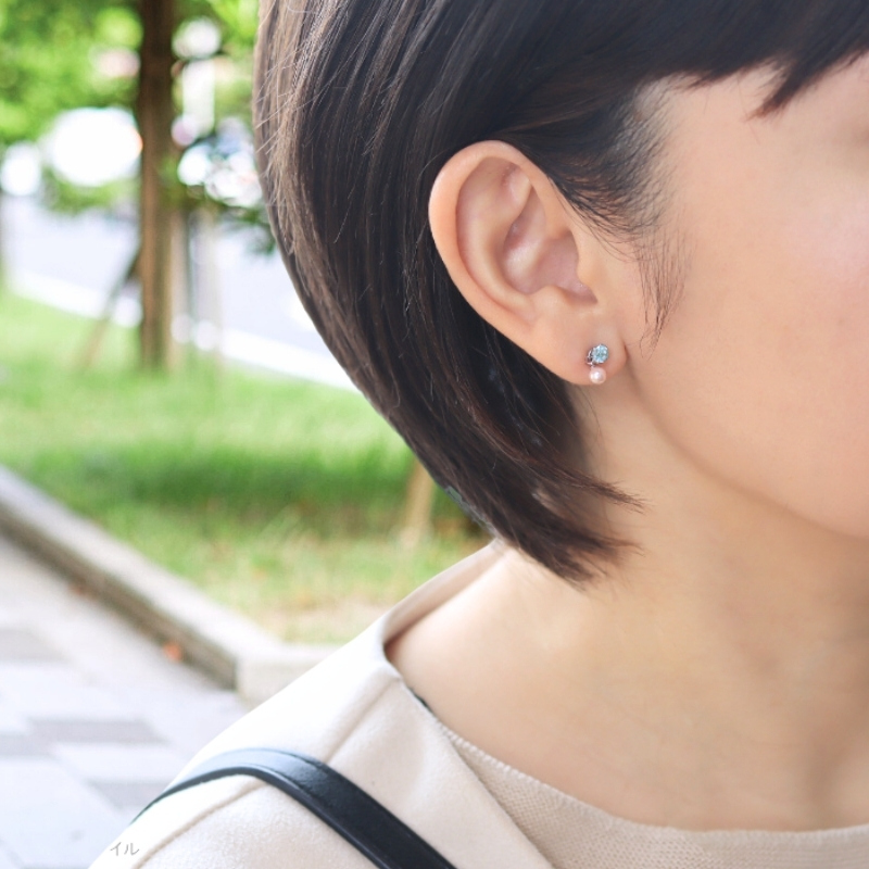 スワロフスキージルコニアサファイアグリーン4ｍｍと桜色パールチャームを合わせたときの耳のイメージ画像