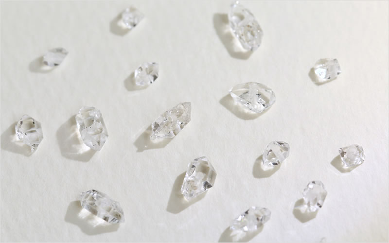 ハーキマーダイヤモンドの原石を散りばめた画像