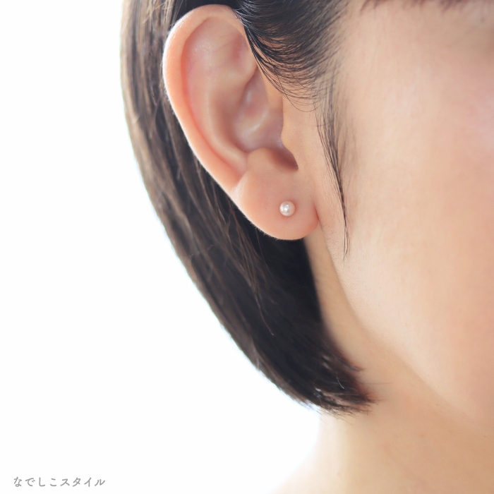 桜パール4ｍｍスタッドピアスをつけた女性の耳写真