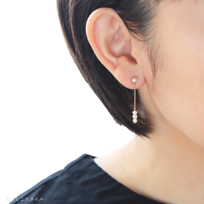 桜パール4ｍｍスタッドピアスにチャームを合わせてピアスの印象を変えている画像