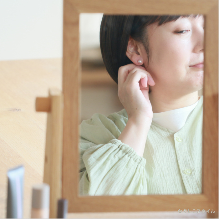 桜パール8ｍｍスタッドピアスをつけた女性の耳写真