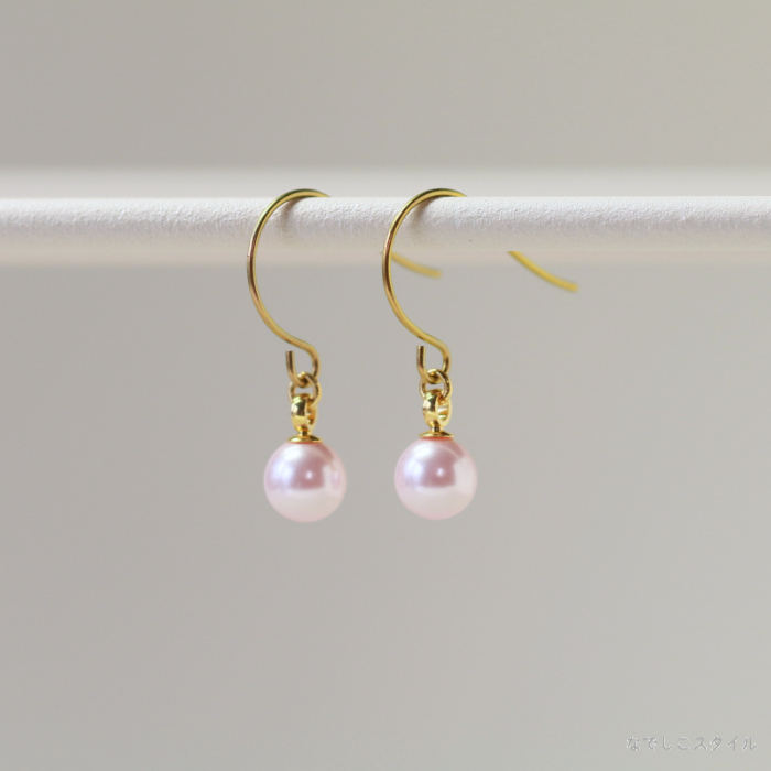 6ｍｍ桜色の一粒グラスパール フックをつけた女性の耳写真