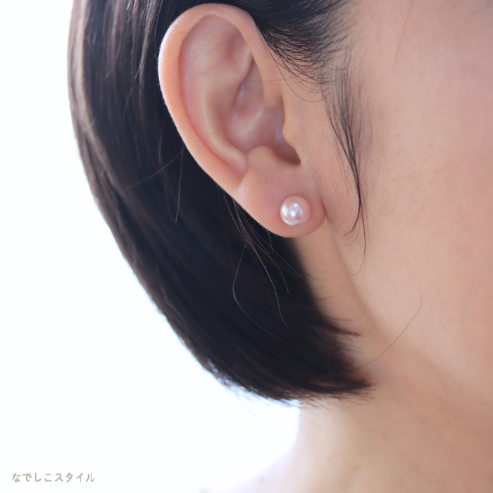 桜パール8ｍｍスタッドピアスをつけた女性の耳写真