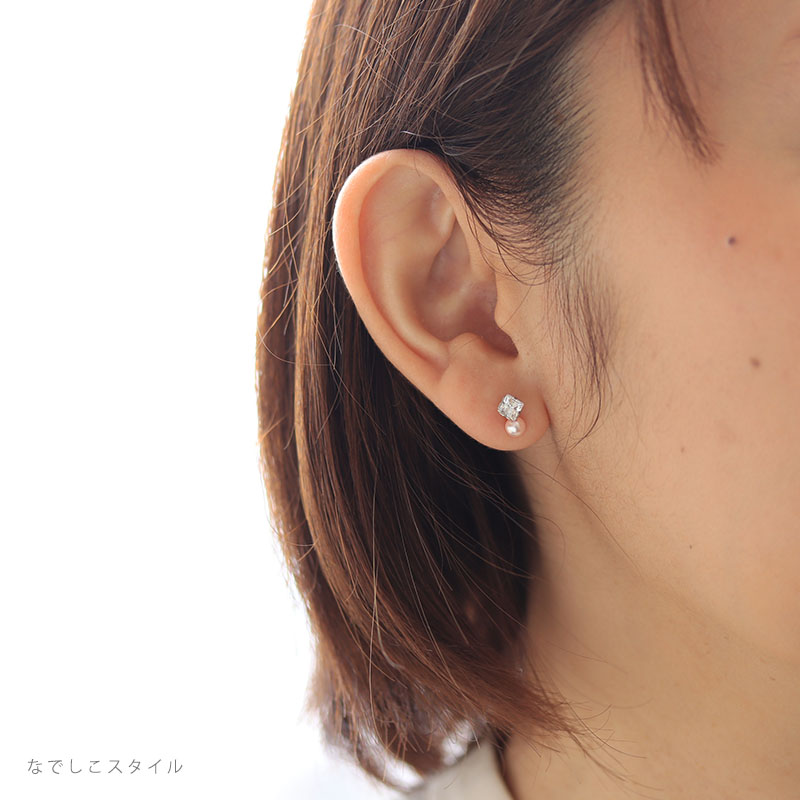 カルテットダイアモンド４ミリ桜パールチャームを合わせている４０代女性の耳写真