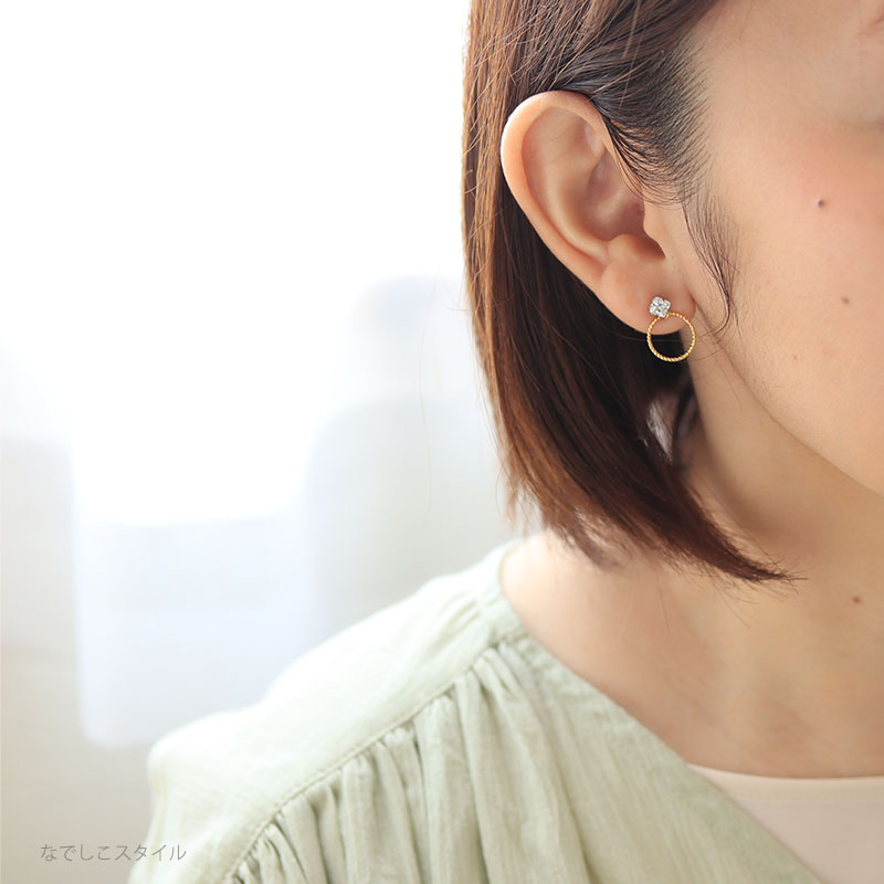 カルテットダイアモンド４ミリとリングチャームを合わせている４０代女性の耳写真