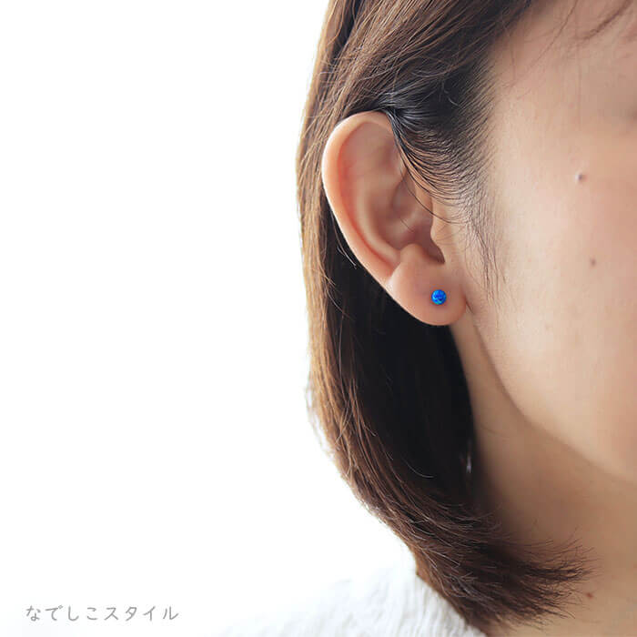 金属アレルギー対応の純チタンピアス、「京都オパール/皐月を耳に着けている４０代女性のイメージ写真