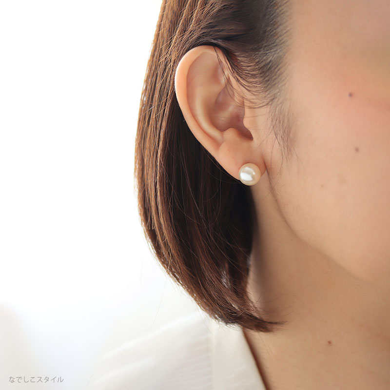 スワロフスキーグラスパール８ミリを耳に着けている４０代女性の横顔写真
