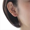 チタン純度99.5％でプラチナ軸ピアス、天然石ラウンド「ピンクトルマリン」の女性の耳につけている画像