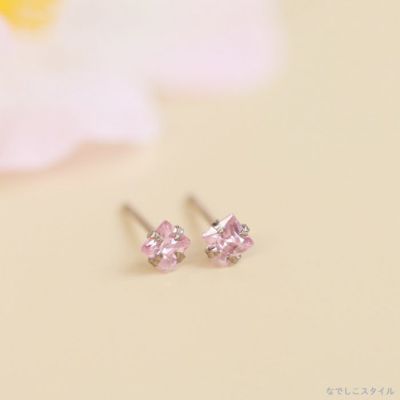 金属アレルギーに安心して使えるチタンピアス、CZスクエア「ロイヤルピンク」の斜めヨコの画像