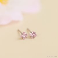 金属アレルギーに安心して使えるチタンピアス、CZスクエア「ロイヤルピンク」の斜めヨコの画像