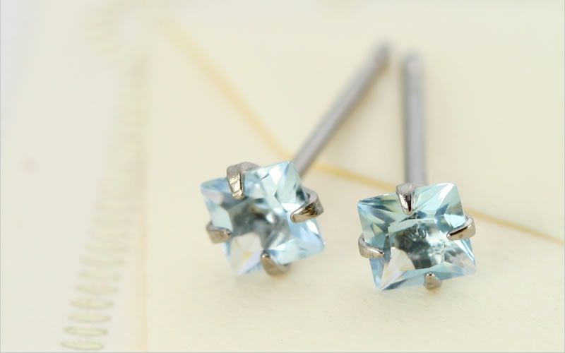 金属アレルギーに安心して使えるチタンピアス、CZスクエア「スカイブルー」の斜め上からの画像