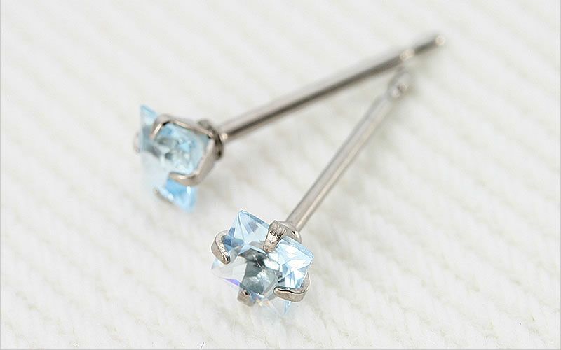 チタン純度99.5％のチタンピアス、CZスクエア「スカイブルー」の上からの画像