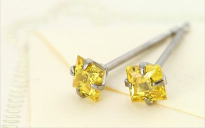 金属アレルギーに安心して使えるチタンピアス、CZスクエア「サンシャインイエロー」の斜め上の画像