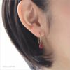 プラチナカラーの純チタンフック使用のティアドロップピアス「マットシャム」、女性の耳につけている画像