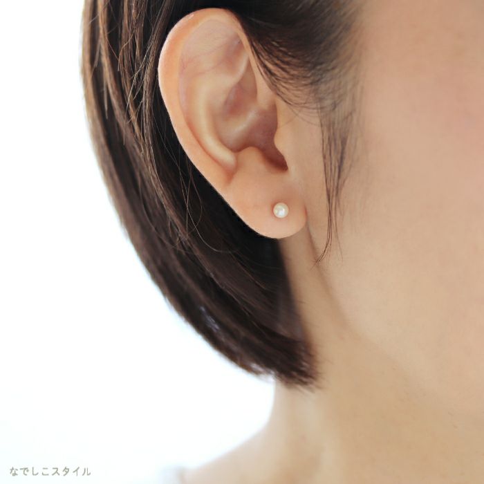 スワロフスキー/一粒パール4mmピアスをつけた女性の耳元画像