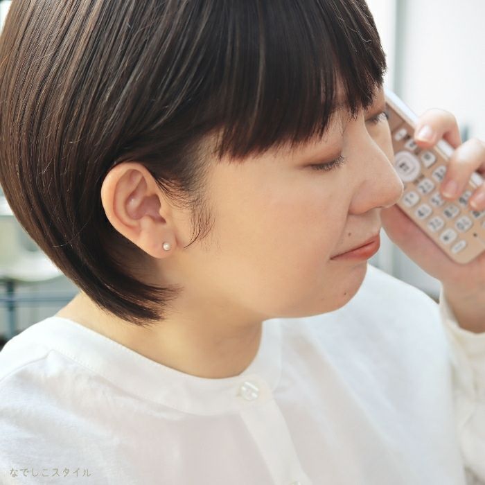 スワロフスキー/一粒パール4mmピアスをつけた女性のお仕事画像