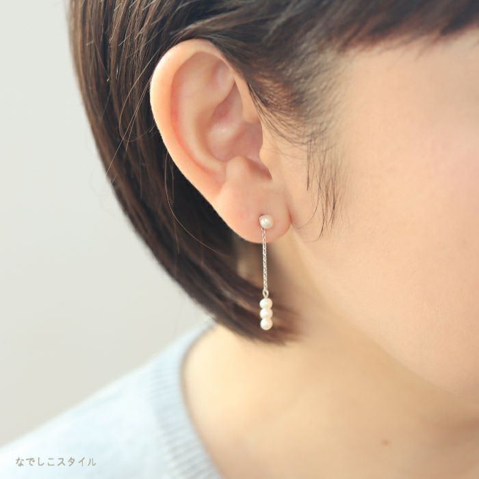 スワロフスキー/一粒パール4mmピアスとパールチャームをつけた女性のお出かけイメージ画像