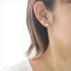 金属アレルギー対応のチタンピアス、一粒グラスパール６mm（スタッド）の耳につけている女性の後ろ姿