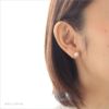 金属アレルギー対応のチタンピアス、一粒グラスパール８mm（スタッド）の耳につけている女性の後ろ姿
