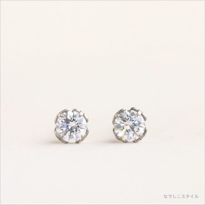 チタン純度99.5％の大粒のチタンピアス、シャトンピアス「CZダイアモンド」４mm、プラチナ軸の正面からの画像