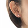 プラチナ軸の大粒チタンピアス、シャトンピアス「CZダイアモンド」４mm、女性の耳につけている画像