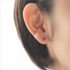 チタンピアス、プラチナ軸の一粒キュービックジルコニア「CZエメラルド」３mm、女性の耳につけている画像