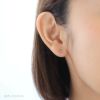 チタン純度99.5％、お仕事や学校で使えるチタンピアス、プラチナ軸の一粒キュービックジルコニア「CZダイアモンド」２mm、女性の耳につけている画像