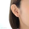 チタン純度99.5％、お仕事や学校で使えるチタンピアス、プラチナ軸の一粒キュービックジルコニア「CZルビー」２mm、女性の耳につけている画像